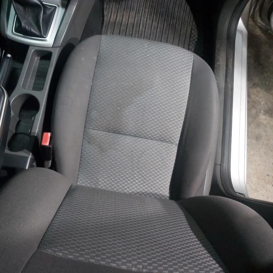 Spolujezdcova sedačka před