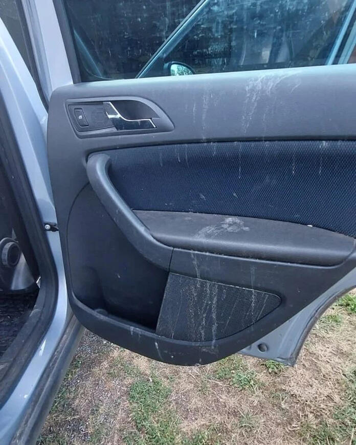 Čištění zadních dveří před