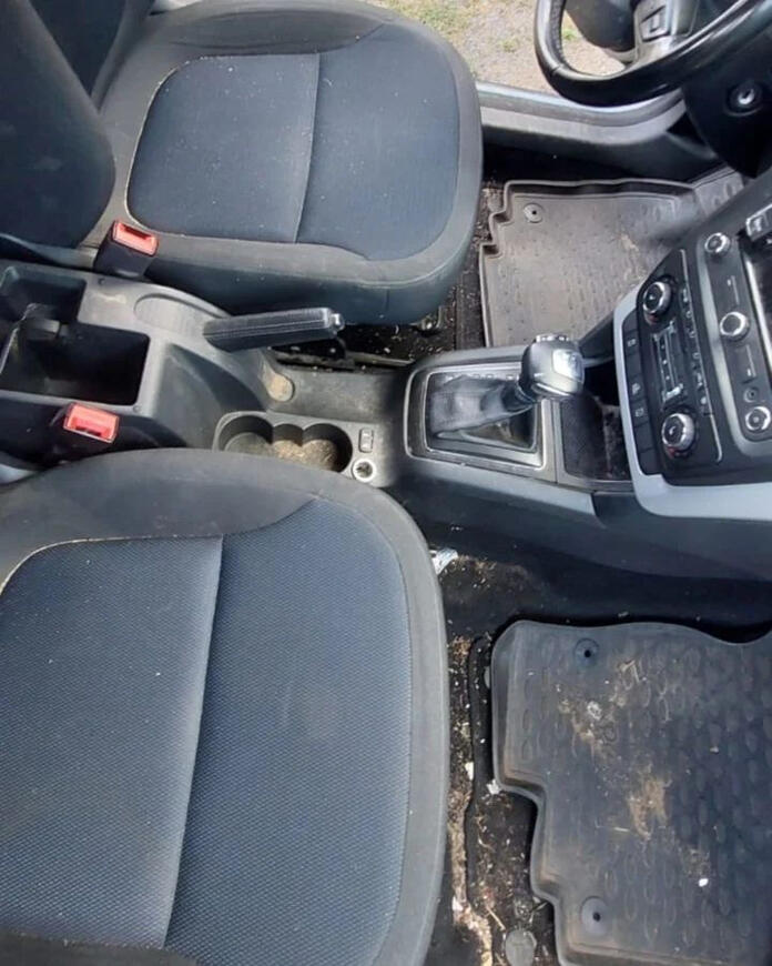 Čištění předních sedaček před