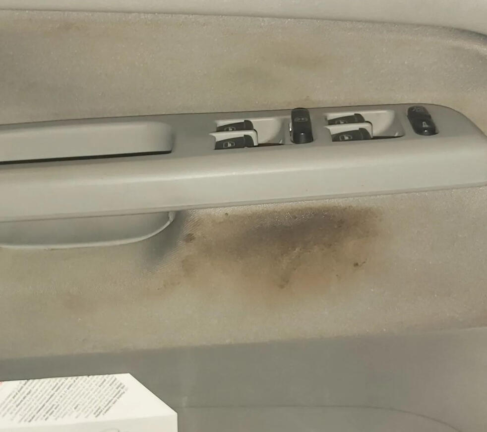 čištění tapecírunku levých dveří PŘED