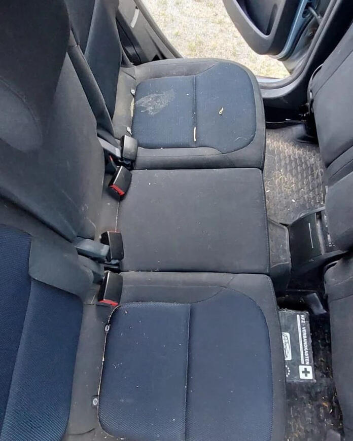 Čištění zadních sedaček před