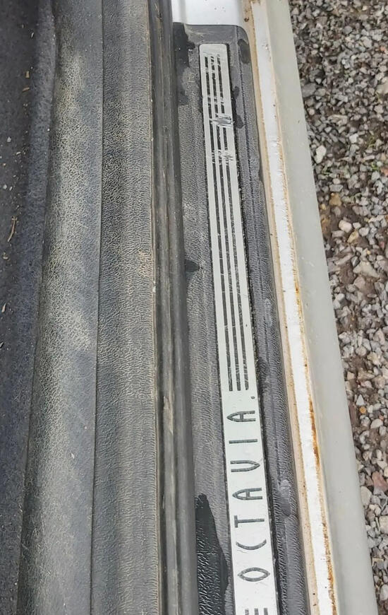 čištění nástupních plastů PŘED