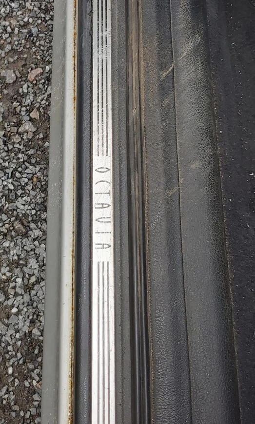 čištění nástupních plastů PŘED